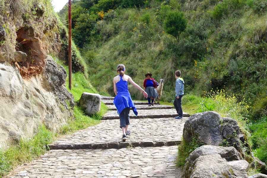 how-to-mingle-with-the-locals-in-cusco-local-life-sacsayhuaman