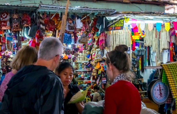 how-to-mingle-with-the-locals-in-cusco-street